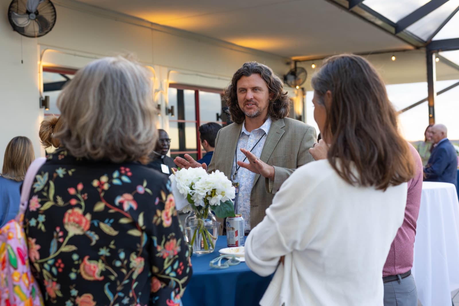 Candid moment of alumni fellowship at the Homecoming reception